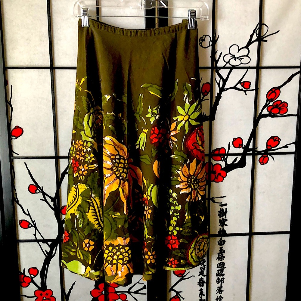 Cute A-line skirt with flower print and sequins